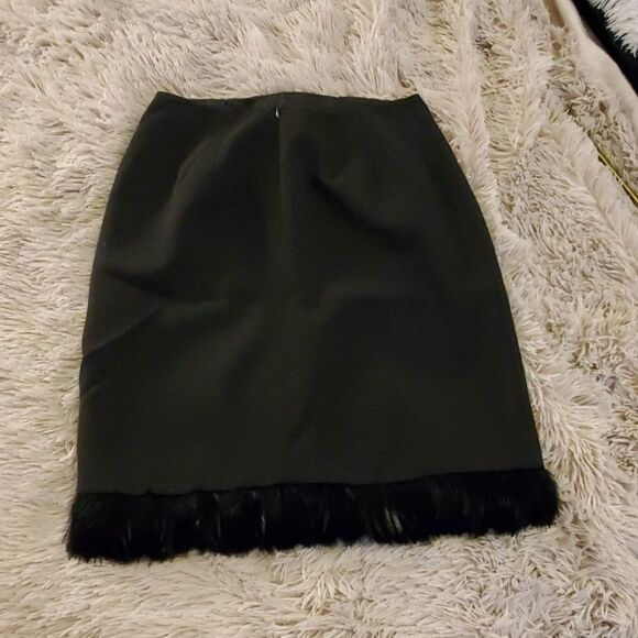 Fun black pencil skirt with feather lined bottom - Picture 4 of 7